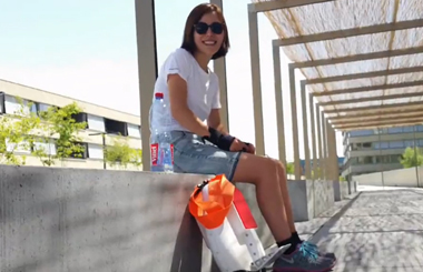 Airwheel伟德体育电动独轮车欧美美女玩家带你观光好风景
