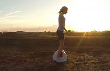 Airwheel伟德体育电动独轮车自平衡车欧美玩家夕阳下X6