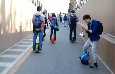 Airwheel伟德体育代步车思维车玩家刷街视频