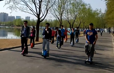 Airwheel伟德体育电动独轮车思维车刷街视频